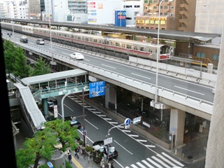 江坂駅。